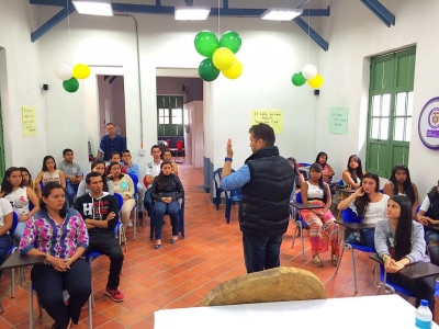 El programa Jóvenes con Futuro hace entrega de kits de estudio en Antioquia