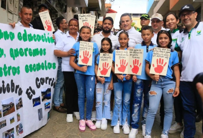 Gobernador de Antioquia conmemoró el Día Internacional de las Manos Rojas en Campamento y Vegachí