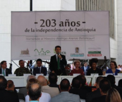 En sus 203 años de independencia, Antioquia rindió homenaje al maestro Rodrigo Arenas Betancourt