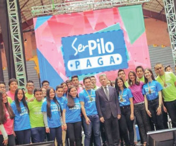 Presidente Santos exalta a los pilos más pilos del país