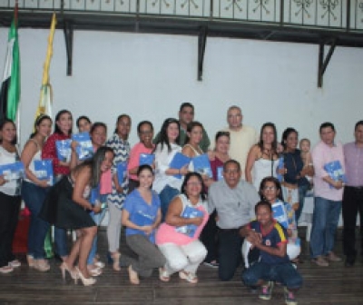Entrega de tabletas digitales a docentes de Antioquia